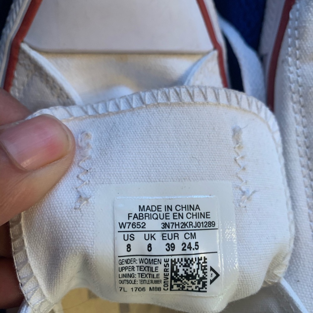 Women’s Converse Tennis shoe